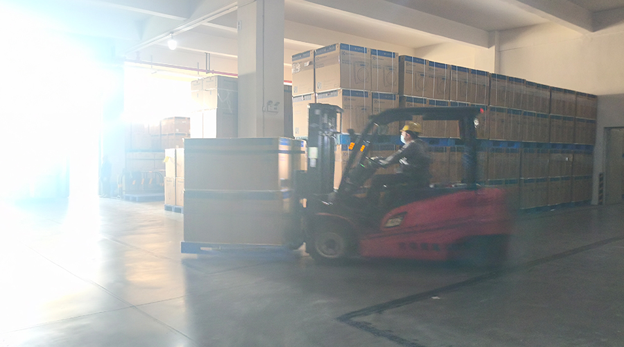 倉庫繁忙，每日多條柜滾筒干衣機發(fā)往全球