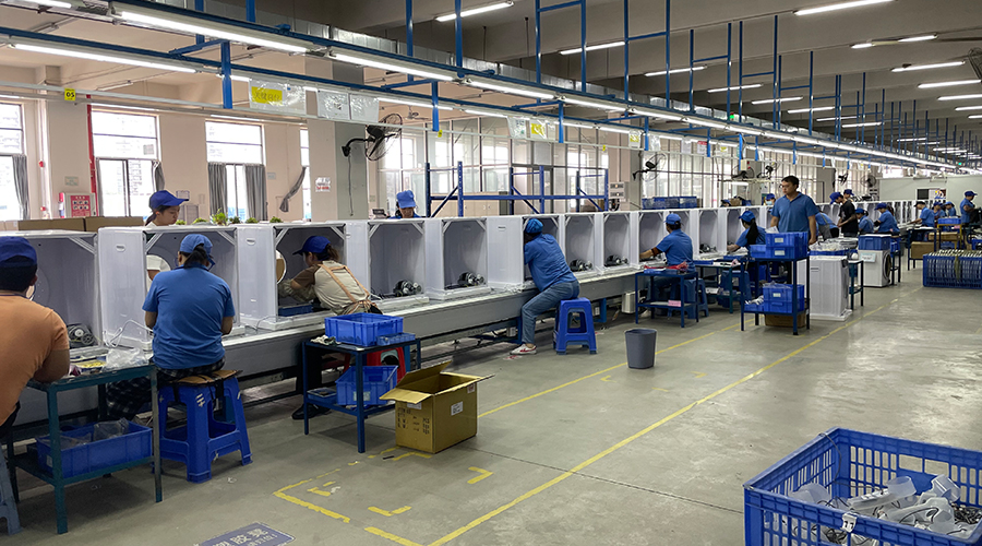 四月訂單高峰，車間繁忙景象