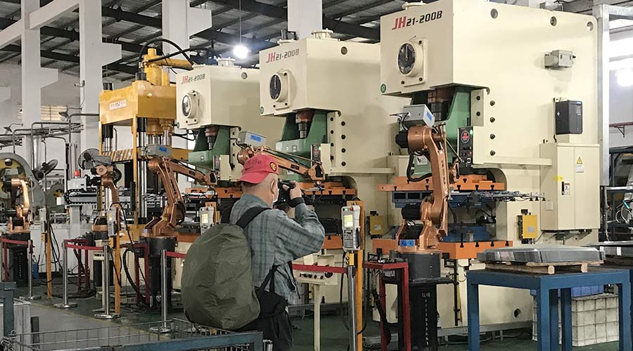 江門市攝影協(xié)會蒞臨金環(huán)電器拍攝交流  用鏡頭見證實力！